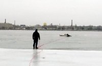 Днепрянка провалилась под лед на Набережной: женщина госпитализирована 