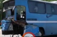 На Харьковской трассе под Киевом «Мерседес» на огромной скорости врезался в автобус, убив водителя (ФОТО)