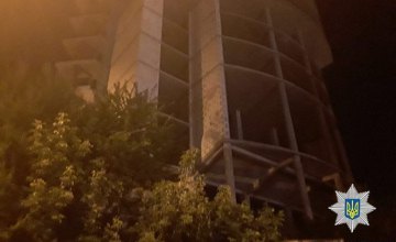 В Харькове патрульные помешали 19-летней девушке спрыгнуть с 8-го этажа недостроенного дома (ФОТО)