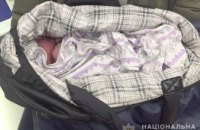В Киеве женщина оставила на улице новорожденного младенца (ФОТО, ВИДЕО)