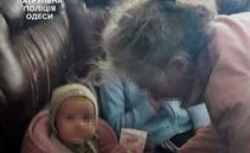 В Одессе мать на 2 недели бросила на вокзале малолетних детей
