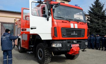 Пятихатским спасателям вручили современный пожарно-спасательный автомобиль