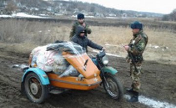 Россиянин пытался на мотоцикле перевезти через границу 1 тыс контрабандных женских шапок