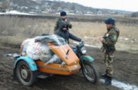 Россиянин пытался на мотоцикле перевезти через границу 1 тыс контрабандных женских шапок