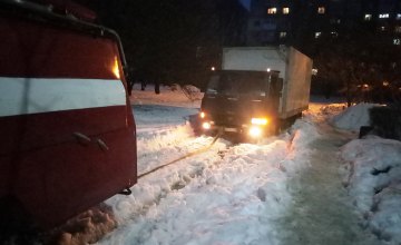На Днепропетровщине грузовик застрял в снегу (ВИДЕО)