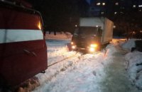 На Днепропетровщине грузовик застрял в снегу (ВИДЕО)