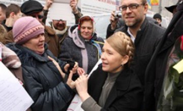 Тимошенко попросила активистов свернуть палаточный городок под Печерским судом