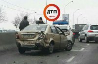 В Киеве на Набережном шоссе столкнулись 3 автомобиля: образовалась пробка (ФОТО)
