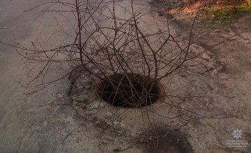 В Новокадацком районе Днепра за сутки украли 17 канализационных люков (ФОТО)