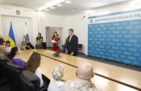 Борис Филатов вручил семьям пяти украинских военных ключи от новых квартир