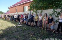 Создавали "реабилитационные центры": группа преступников на Днепропетровщине вербовала людей в трудовое рабство