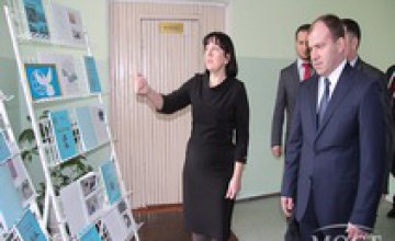 Губернатор Дмитрий Колесников посетил Урок мужества в днепропетровской школе №26
