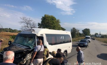 В Каменском пассажирская маршрутка влетела в фуру: 10 пострадавших