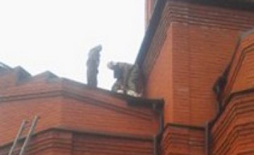 На Днепропетровщине мужчина пытался броситься с купола православного храма