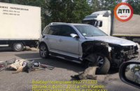 В Киеве на Гостомельской трассе столкнулись две фуры и легковой автомобиль: образовалась пробка 