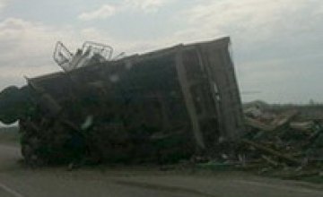 На дороге между Днепропетровском и Днепродзержинском перевернулся грузовик