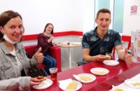 Донорів Biopharma Plasma Дніпро пригостили смачною піцою від «ECO&PIZZA» (ФОТО)