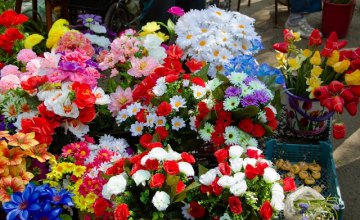  В Днепре начали рейды по стихийным рынках, где торгуют искусственными цветами