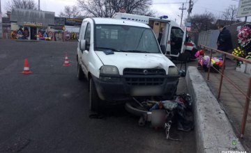 В Днепре водитель Fiat Doblo врезался в бетонное ограждение и наехал на мотоциклиста (ФОТО)