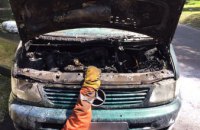 В Днепре на временной стоянке загорелся Mercedes-Benz (ФОТО)