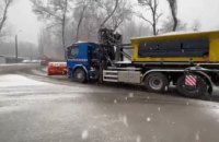 Прибирати сніг на вулицях Дніпра вийшло близько 140 одиниць різної техніки