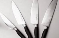 В Днепропетровском супермаркете женщина пыталась украсть кухонные ножи