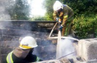В Синельниково горели хозпостройки на площади 50 кв.м.: огнем уничтожены домашние вещи и крыша (ФОТО)