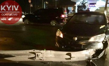 В Киеве автомобиль врезался в отбойник, который прошел сквозь всю машину (ФОТО)