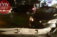 В Киеве автомобиль врезался в отбойник, который прошел сквозь всю машину (ФОТО)