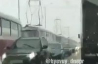 В Днепре сломанные автомобили практически полностью парализовали движение на Амурском мосту (ФОТО)