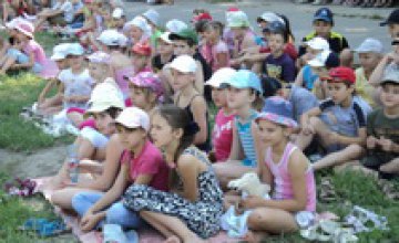 Днепропетровские ГАИшники кормили детей мороженым и показывали мультфильмы (ФОТО)