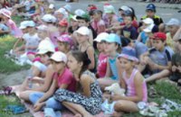 Днепропетровские ГАИшники кормили детей мороженым и показывали мультфильмы (ФОТО)