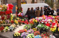 У Дніпрі продавати штучні квіти на вулицях не можна: інспектори з благоустрою вийшли у рейд 