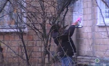 В Киеве разоблачили двух женщин, которые продавали самогон через окно квартиры 