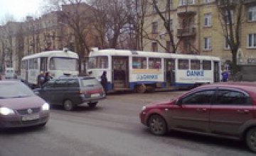 Вчера в Днепропетровске 15-й трамвай сошел с пути по причине лопнувшего рельса