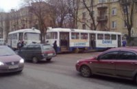 Вчера в Днепропетровске 15-й трамвай сошел с пути по причине лопнувшего рельса