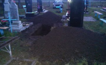 В Ровенской области женщина раскопала могилу деда, чтобы достать фотографию мужа