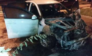 В Киеве ночью горел автомобиль, припаркованный во дворе жилого дома (ФОТО)