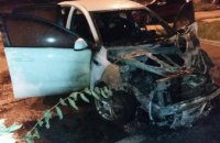 В Киеве ночью горел автомобиль, припаркованный во дворе жилого дома (ФОТО)