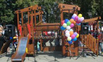 В Днепропетровске открыли экологически чистую детскую площадку