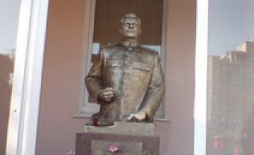  Сторонники КПУ избили журналиста на открытии памятника Сталину