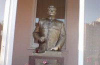  Сторонники КПУ избили журналиста на открытии памятника Сталину