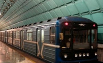 В Киевском метро погиб мужчина, прыгнув под поезд 