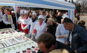 В Днепродзержинске налоговая угощала жителей «бюджетным» тортом