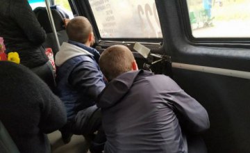На Днепропетровщине люди оказались «в заложниках»: у маршрутки заклинило дверь