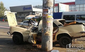 В Днепропетровской области «Лада» врезалась в столб: водителя из искорёженного авто доставали спасатели (ФОТО)