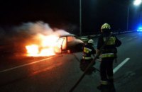 На Кайдакском мосту в Днепре загорелся автомобиль (ФОТО)