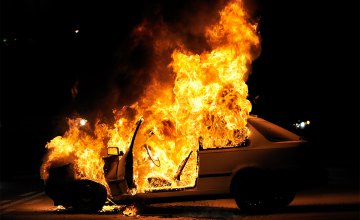 Сгорел заживо на временной остановке: в Подгородном загорелось авто
