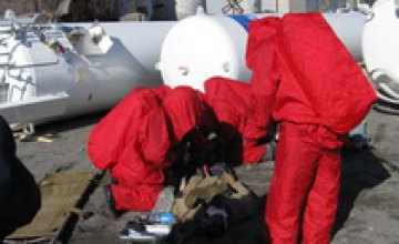 Днепропетровские спасатели провели учения на химически опасном предприятии 