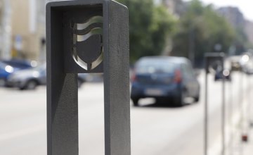 Створення комфортних пішохідних зон: у Дніпрі продовжують встановлювати антипаркувальні стовпчики